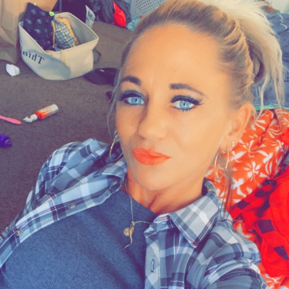 Meet your Posher, Jennifer - Picture 3 of 3